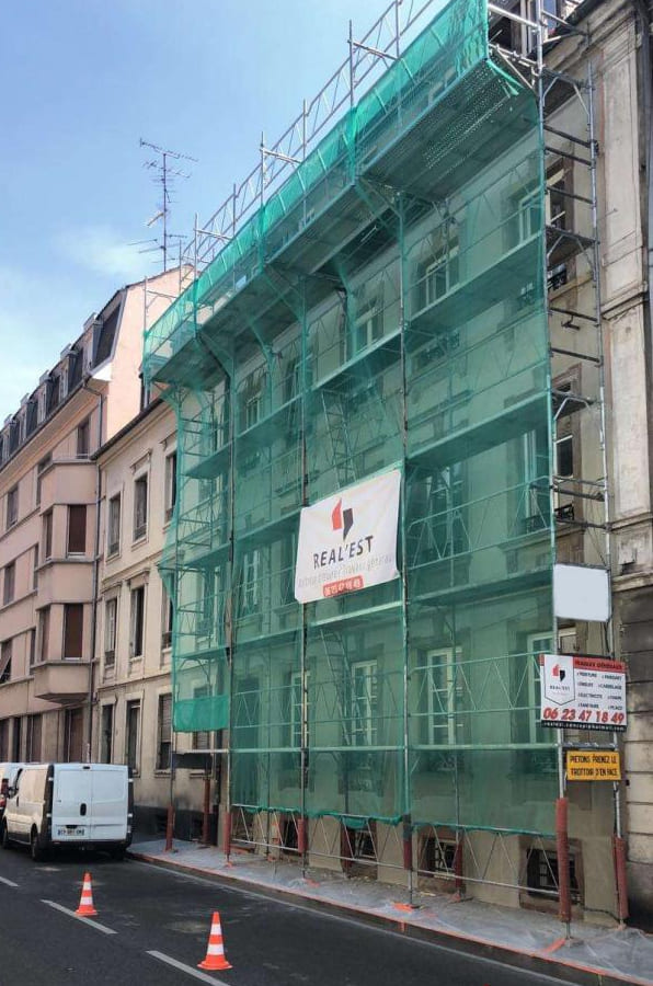 echafaudage-ravalement-facade-real-est Ravalement de façade par Real Est à Mulhouse