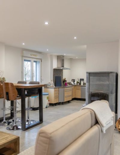 Salon séjour par Real Est, entreprise de rénovation, construction et travaux généraux dans le Haut-Rhin.