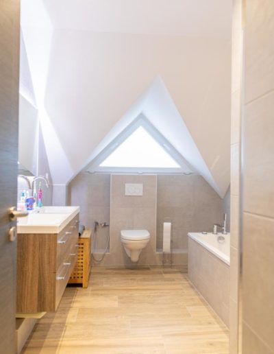 Rénovation de salle de bain sous les toits par Real Est, entreprise de rénovation, construction et travaux généraux dans le Haut-Rhin